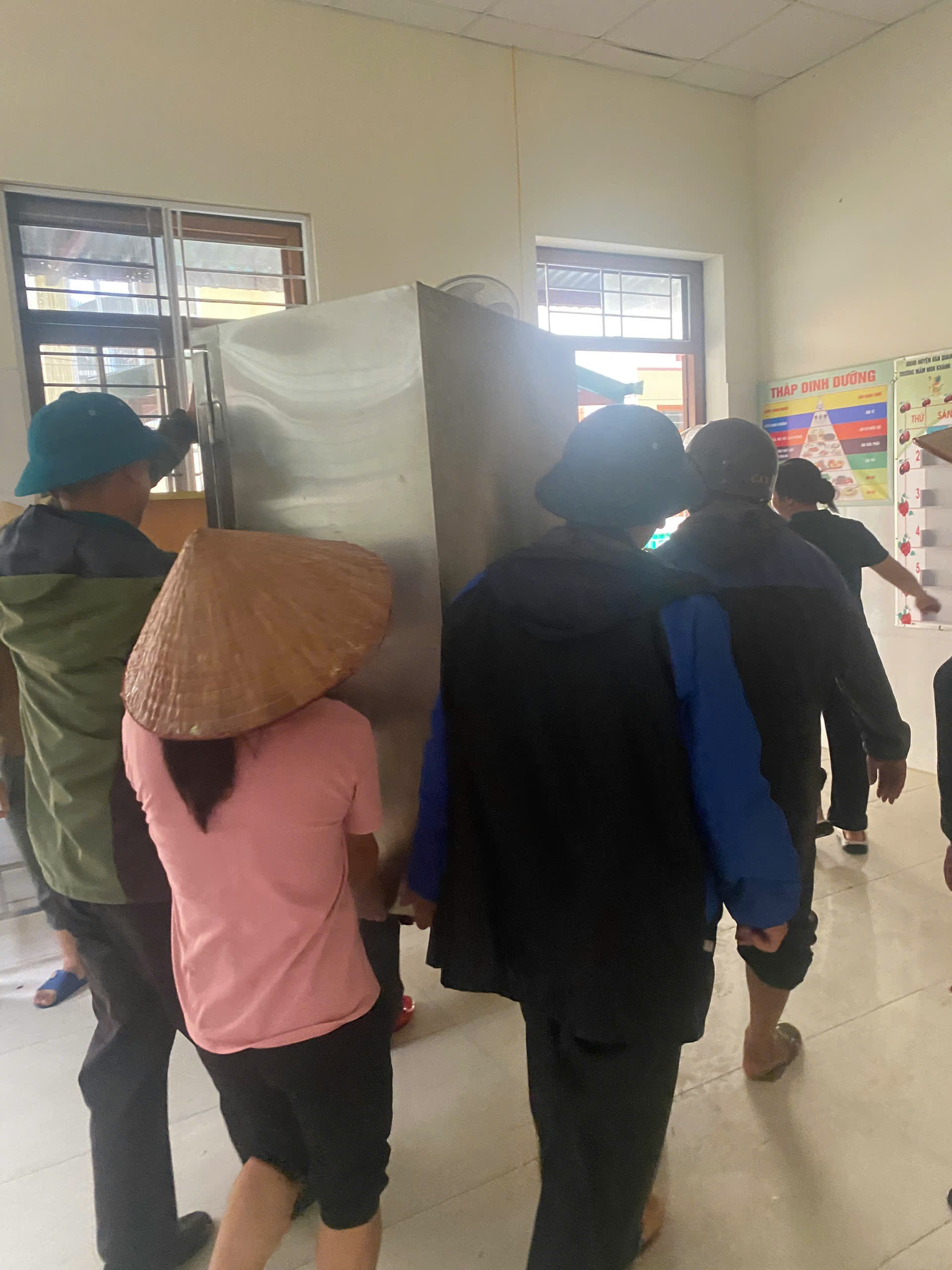 Phụ huynh trường MN Khánh Khê hỗ trợ nhà trường lao động