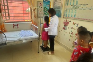 Ảnh cân đo trẻ