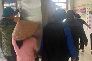 Phụ huynh trường MN Khánh Khê hỗ trợ nhà trường lao động