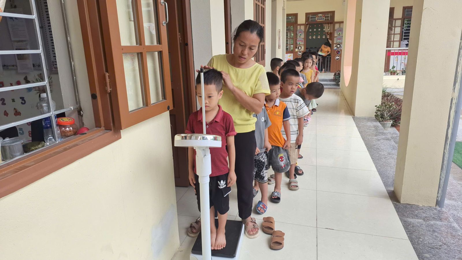 TRƯỜNG MẦM NON KHÁNH KHÊ PHỐI HỢP VỚI TRẠM Y TẾ XÃ TỔ CHỨC KHÁM SỨC KHỎE ĐỊNH KỲ LẦN 1 CHO TRẺ MẪU GIÁO NĂM HỌC 2025-2026